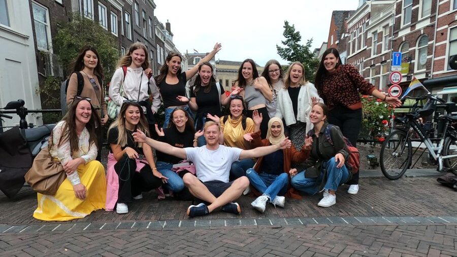 Utrecht: Guided Highlights Walking Tour - Stadhuisbrug and the library area, where you get your bearings