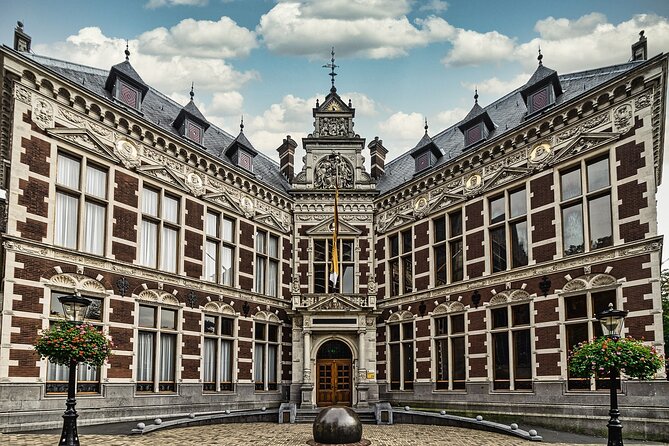 Utrecht Private Walking Tour With A Professional Guide - Starting at Neude: setting expectations for the whole walk