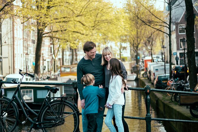 Vacation Photoshoot & Tour in Amsterdam - Choosing your backdrops from Sandra’s exclusive booklet