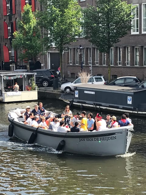 Visit Amsterdam by Boat with a French Guide (french) - A small electric boat with 25 people: why that changes the vibe