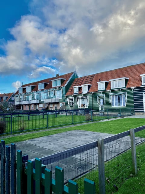 Volendam: Bike Rental including Highlights-Routes - How Navigation Works When You Want Control