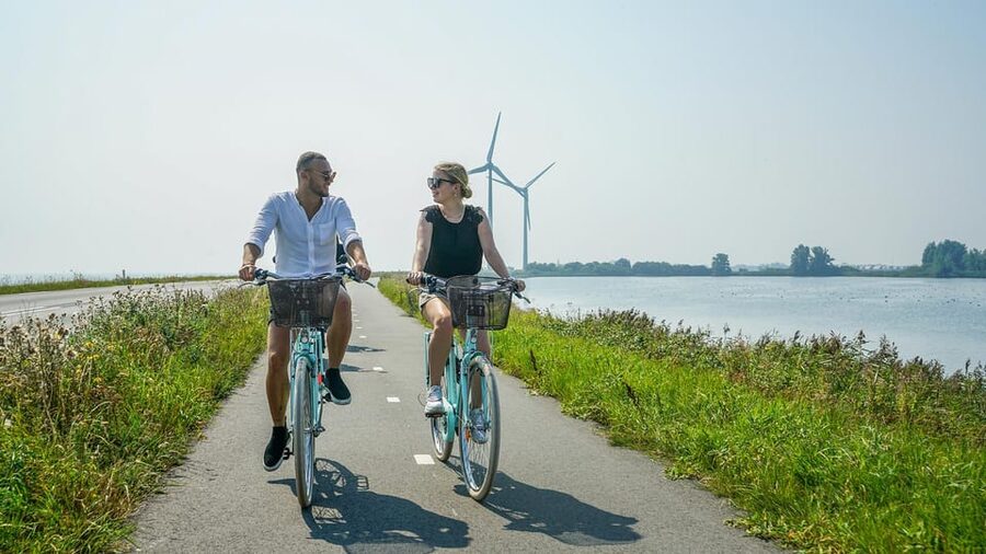 Volendam: Bike Rental including Highlights-Routes - Monnickendam First: A Time-Travel Old City Core