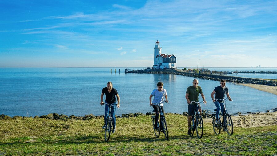 Volendam: Bike Rental including Highlights-Routes - The 10 km Dike Ride and Classic Dutch Views