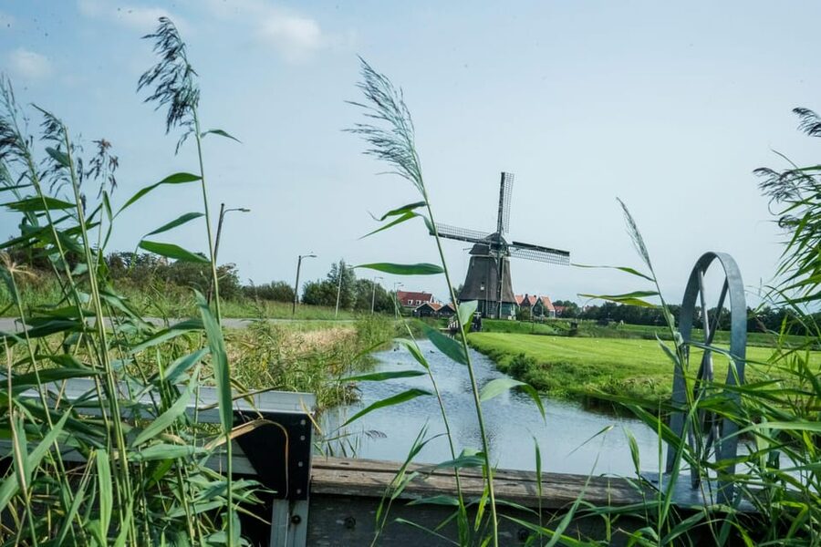 Volendam: E-Bike Rental including Highlights-Routes - The e-bike itself: Gazelle comfort, speed limits, and real bike-path rules