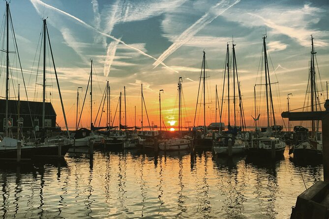 Volendam: E-bike rental with suggested countryside- and fisherman village route - Edam in about an hour: canals, narrow lanes, and cheese market energy