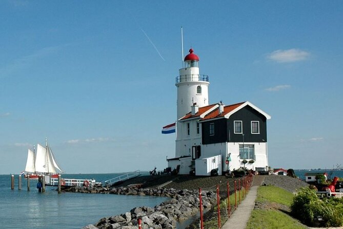 Volendam: E-bike rental with suggested countryside- and fisherman village route - Marken add-on: bridges, wooden façades, and a boat return with your e-bike