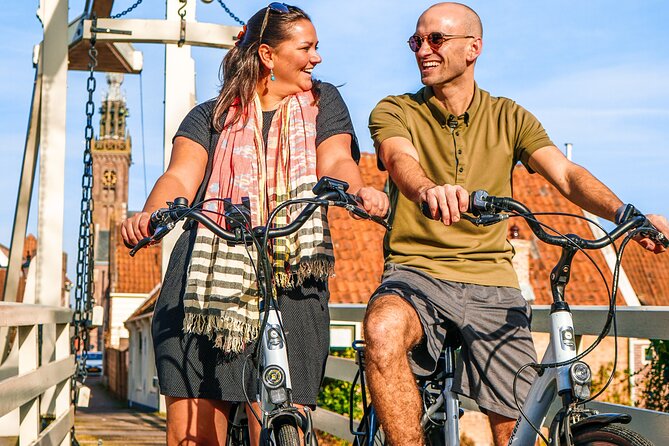 Volendam: E-bike rental with suggested countryside- and fisherman village route - Start at Haven 45, then let the GPS run the show