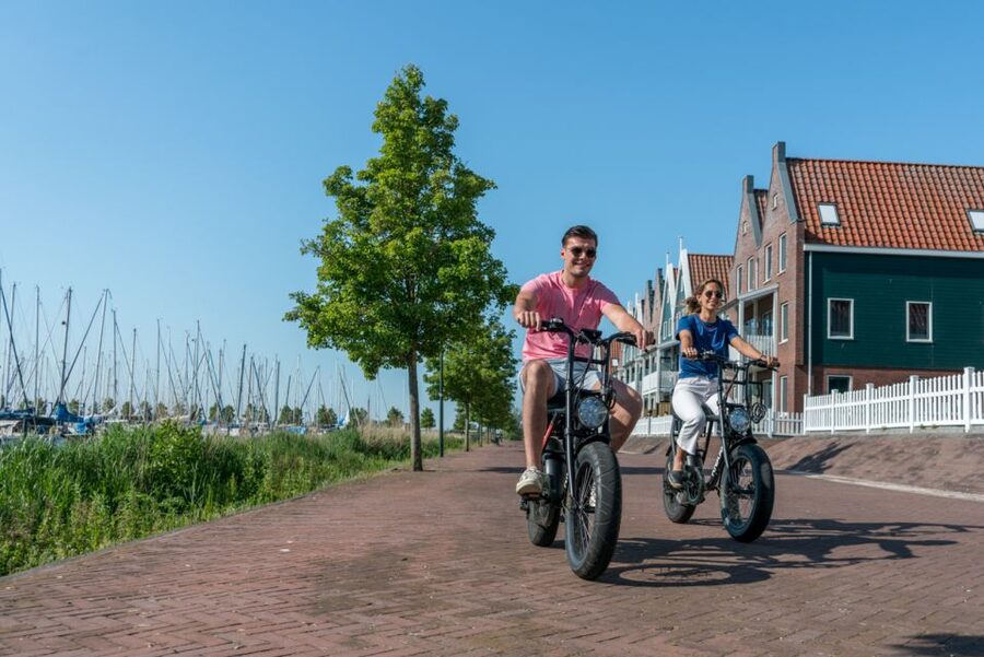 Volendam: E-Fatbike Rental - Entering The Ride: Volendam’s E-Fatbike Starts Under The Dike