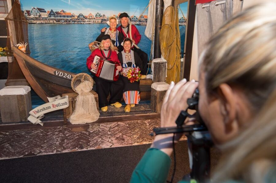 Volendam: Photo Opportunity in Traditional Dutch Costume - Practical Tips to Get the Best Photo in 25 Minutes