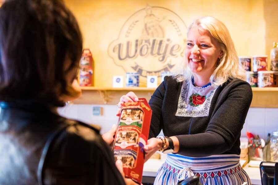 Volendam: Stroopwafel Experience with Tasting - Volendam’s dike location: why the walk to Haven 98 matters