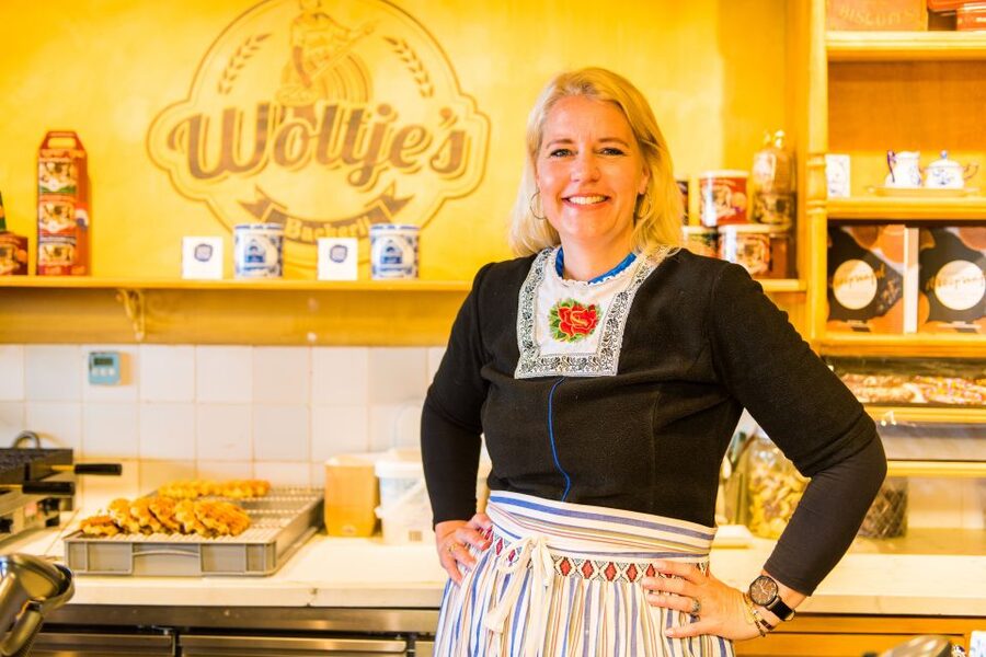 Volendam: Stroopwafel Experience with Tasting - The downstairs demonstration: watching a traditional baker at work