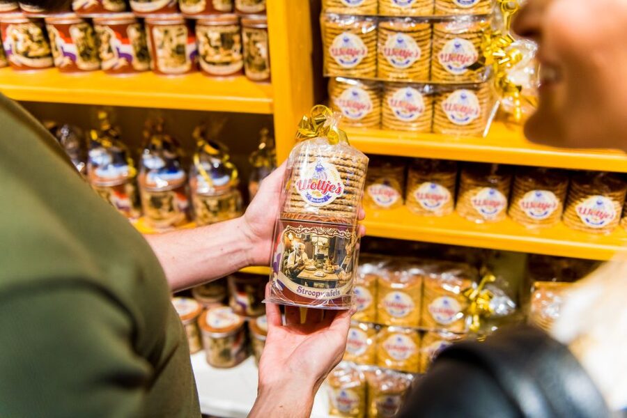 Volendam: Stroopwafel Experience with Tasting - Inside the traditional bakery: what you’ll see before the demo