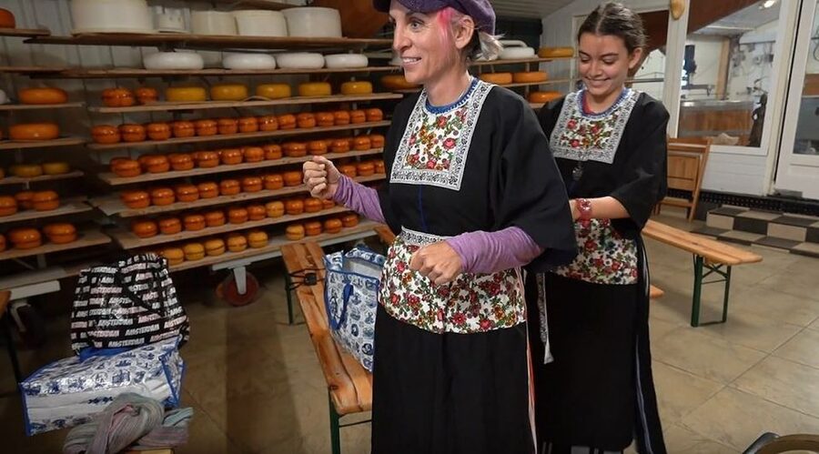 Volendam: Traditional Costume Photo with Cheese & Clog Tour - Cheese making tour: learning Gouda or Edam, then tasting what you learned