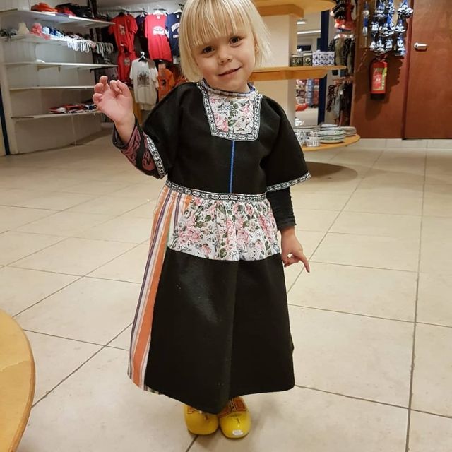 Volendam: Traditional Costume Photo with Cheese & Clog Tour - Shopping time at Simonehoeve: stroopwafel, fruit wine, and cheese you can actually bring home