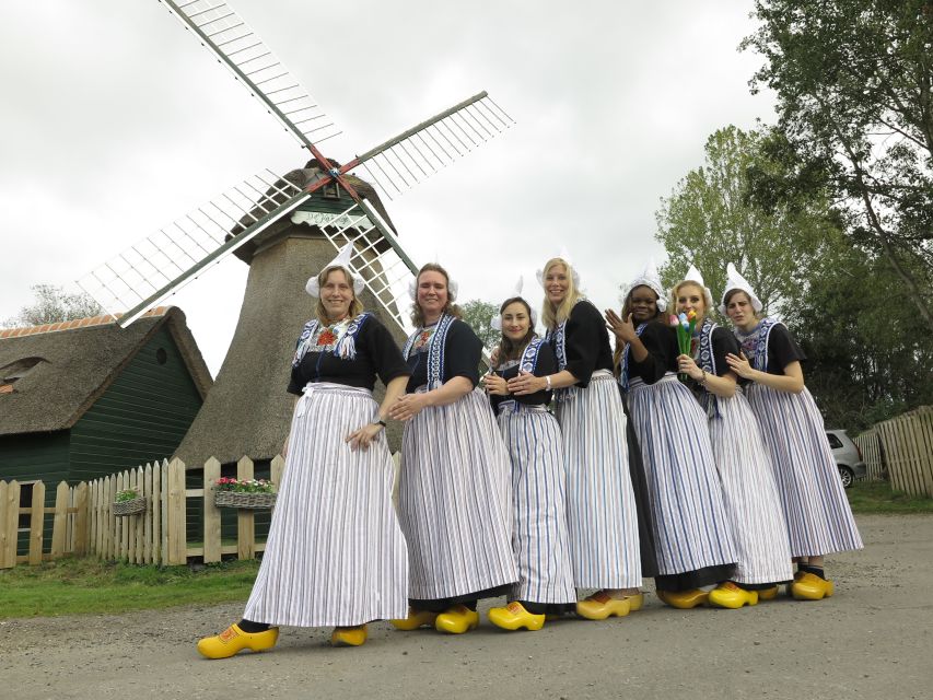 Volendam: Traditional Costume Photo with Cheese & Clog Tour - Who this 1 hour Volendam tour suits best