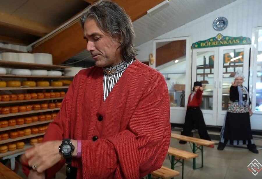 Volendam: Traditional Costume Photo with Cheese & Clog Tour - Price and value: why $11 can feel like a bargain, and when it might not