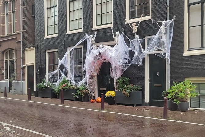 Walking Tour of Haunted Amsterdam - Spinhuissteeg: a priest and a prisoner woman in a narrow lane