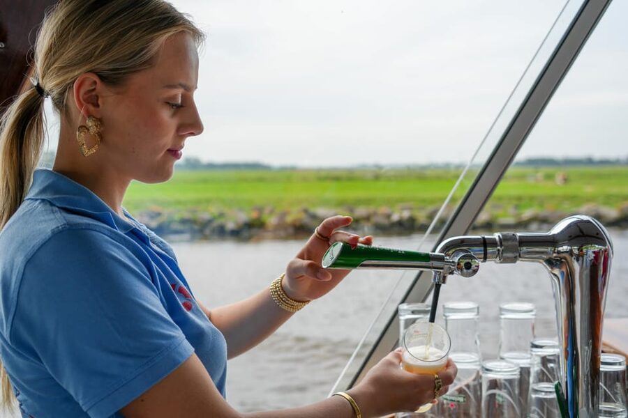 Warmond: Kagerplassen Cruise with "Tulip Experience" Ticket - Inside Tulip Experience: From 1 Million Tulips to Your Bouquet