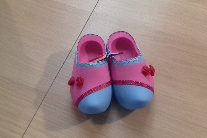 Wooden Shoes Painting Private Workshop in Simonehoeve - Who should book Simonehoeve’s wooden shoe workshop
