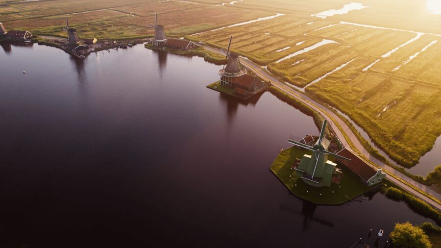 Zaanse Schans: Cruise UNESCO Windmills Village + Live Guide - Boat comfort and guides: why people rate this tour so high