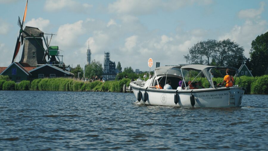 Zaanse Schans: Cruise UNESCO Windmills Village + Live Guide - The De Zoeker photo stop: your best chance to frame a UNESCO windmill