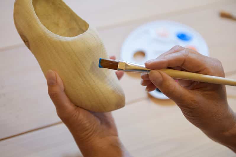 Zaanse Schans: Wooden Shoe Painting Workshop - The workshop rhythm: how your 90 minutes usually unfolds